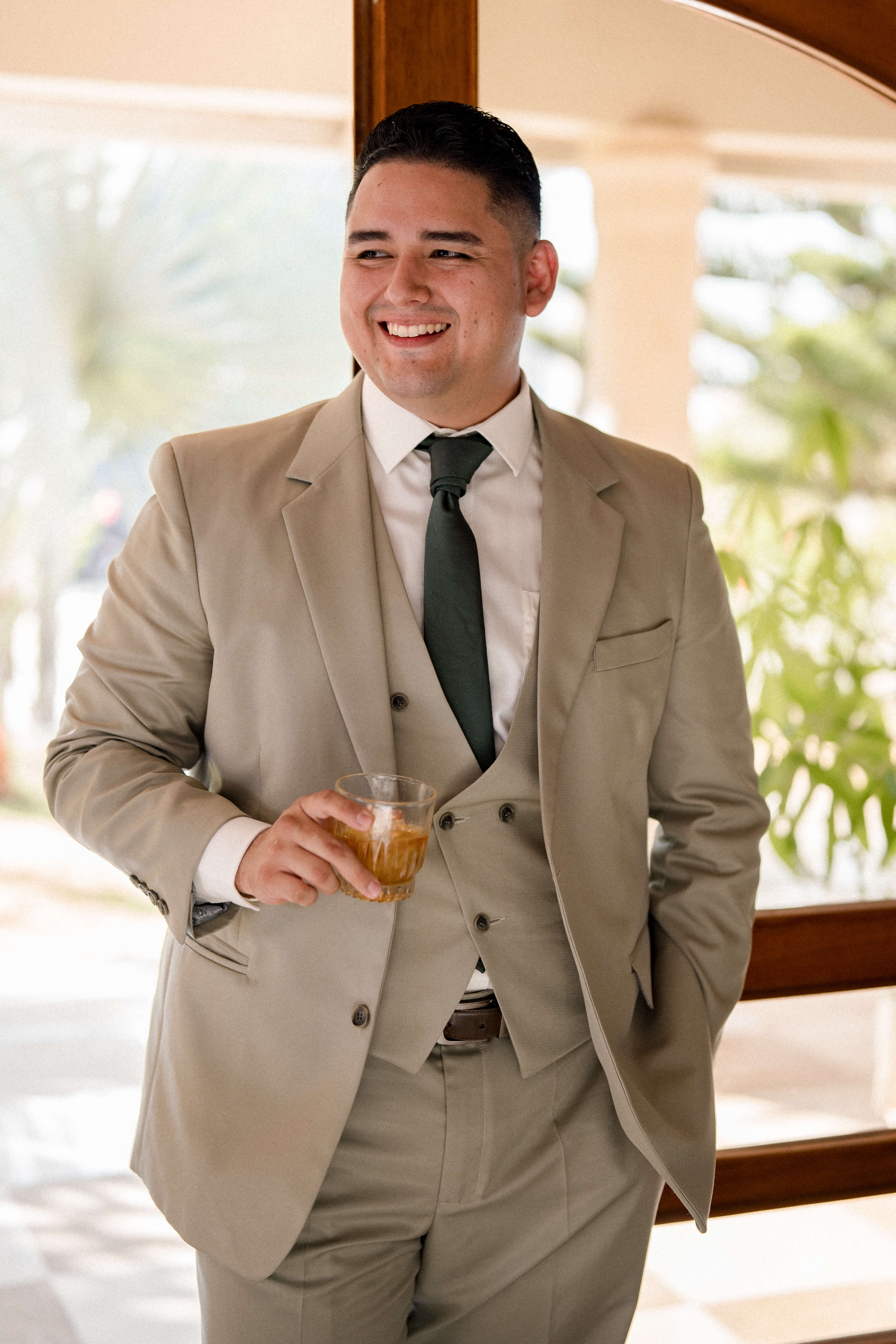 La boda de Fernando y Kerly brilla con estilo romántico en la playa de General Villamil